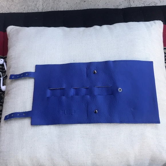 ‘This Is Ground’ Leather Multi Cord Organiser - Picture 2 of 14